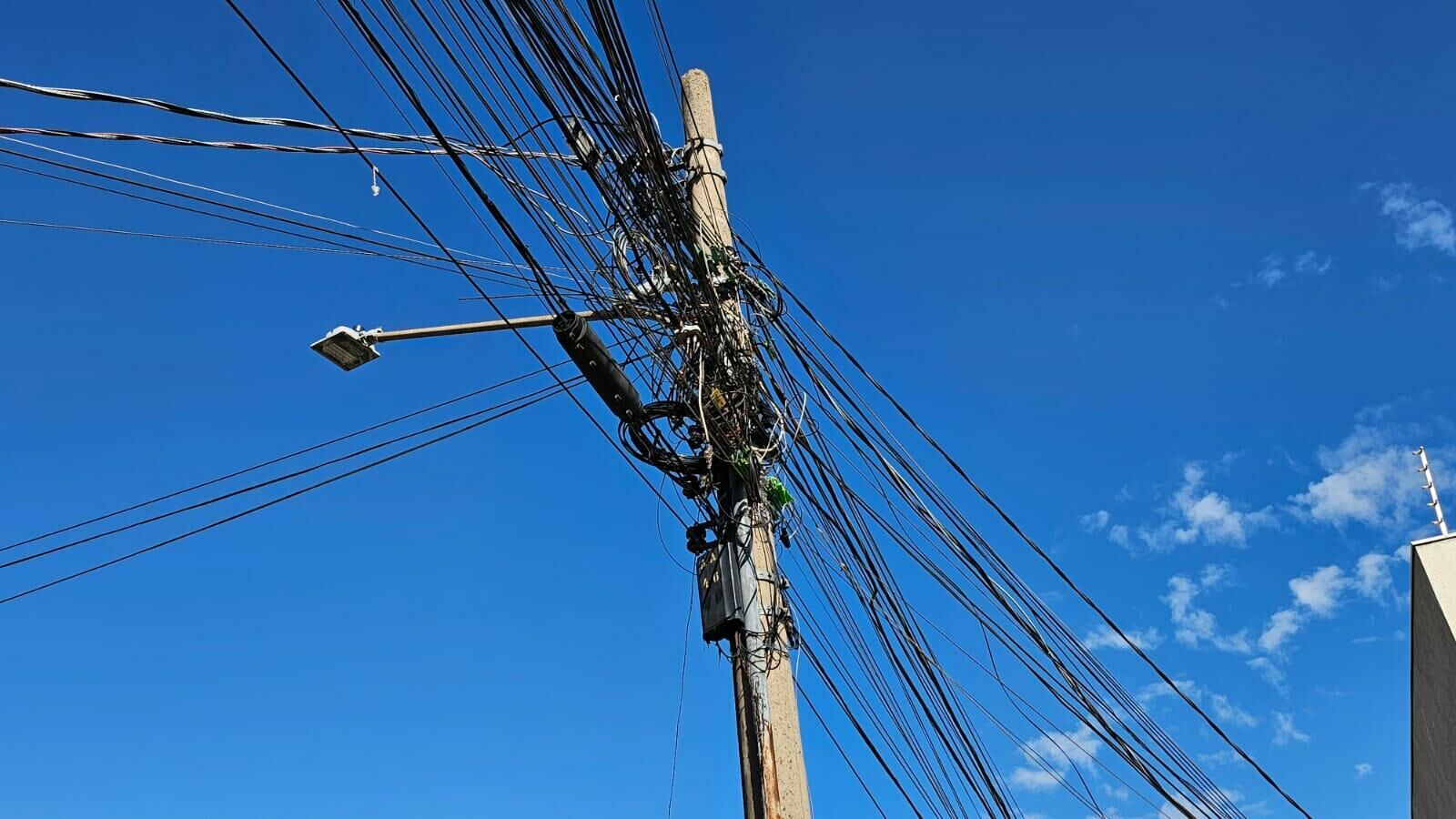 Imagem de compartilhamento para o artigo Projeto de lei quer obrigar retirada de fios soltos em Cassilândia da MS Todo dia